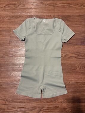 OQQ Shapewear Ribbed Scoop Neck Short Sleeve Bodysuit in Sage Green